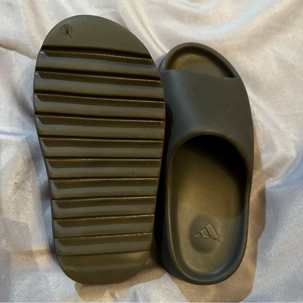 Yeezy slide, Onyx. men’s 7 HQ6448